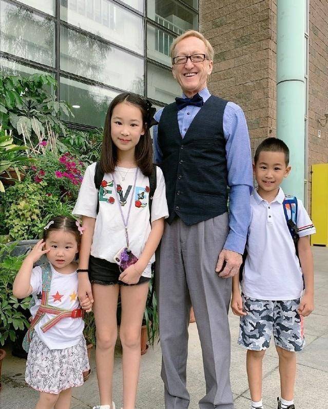 未成年|14岁大女儿和赵文卓只差半头，未成年腿就那么长，穿短裤更显优势