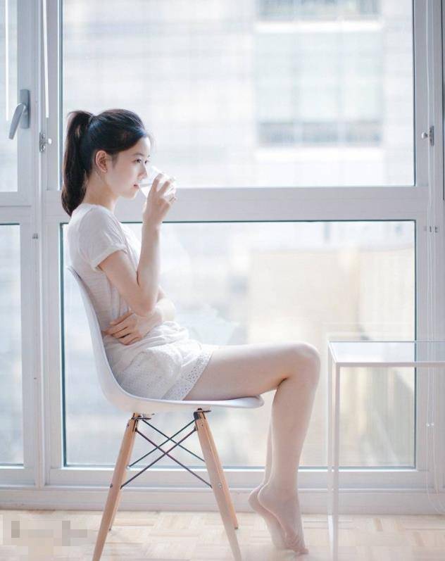 形象|章泽天早期清纯写真真是“绝绝子”,面容青涩,感觉还挺娇弱的