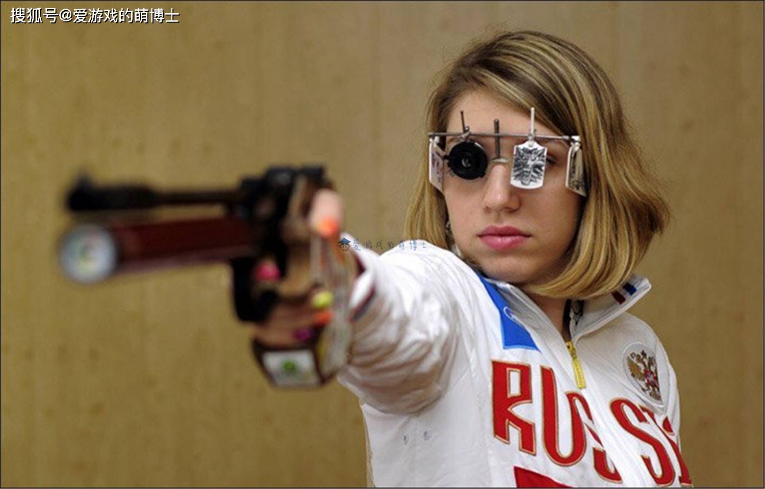 原创戴《巫师》游戏中的猫学派项链夺金,俄罗斯射击冠军也是一位玩家