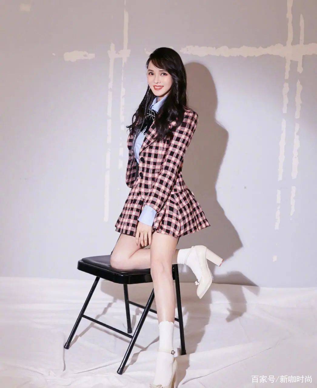 样式|52岁伊能静太敢秀，穿格子“校服裙”活力四射，减龄二十岁都不止