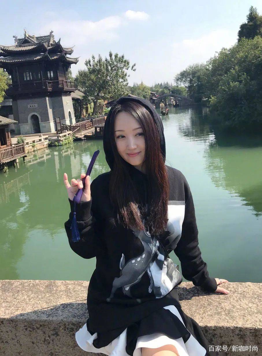 样式|48岁杨钰莹太能“扮嫩”,穿白色刺绣长裙,侧脸就是个小姑娘