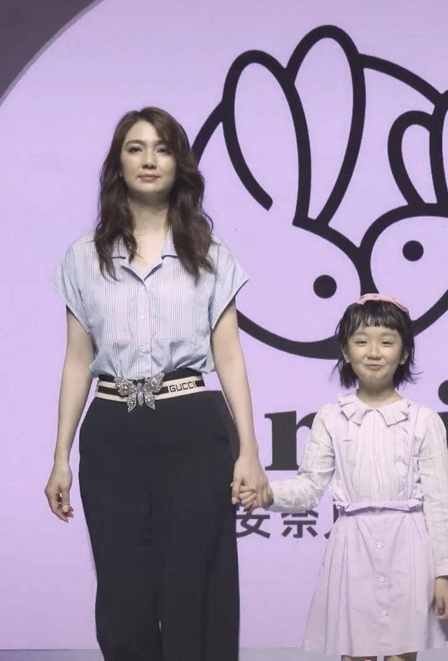 洪欣|洪欣终究是“败”给了岁月,带娃走红毯肚腩明显,好在穿搭加分了