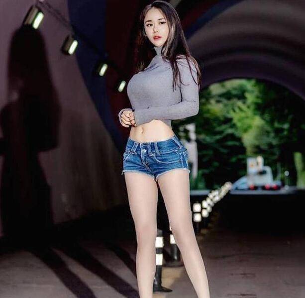 样式|美女穿搭:紧身牛仔裤,白皙肤色十分迷人,青春活力在四射!