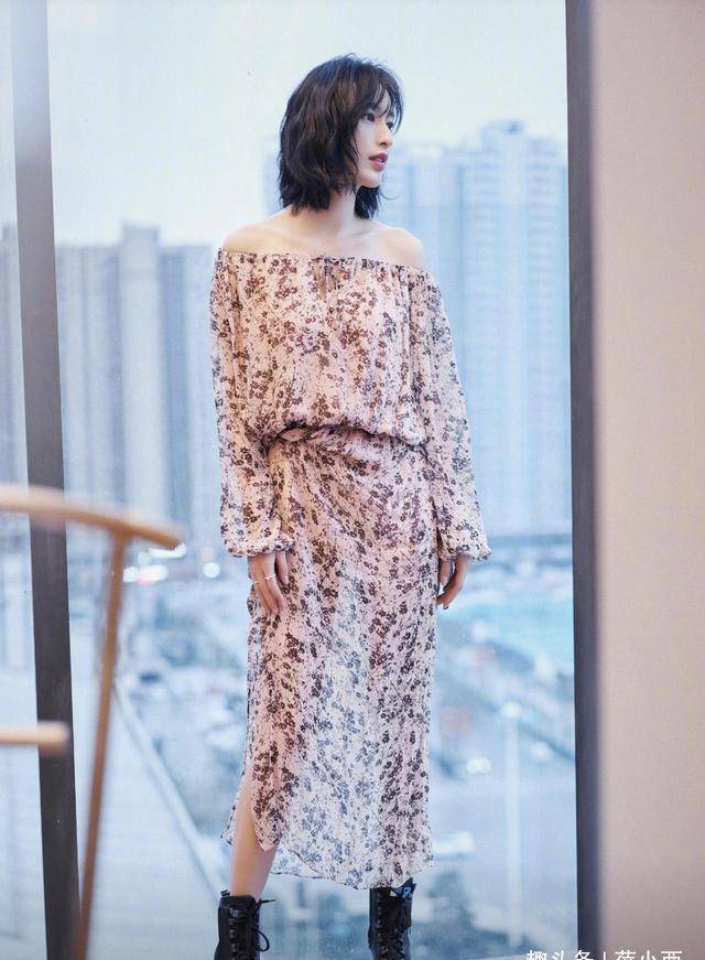 张俪|张俪有身材就“放肆”，穿吊带上衣配紧身牛仔裤，169比例惹人羡