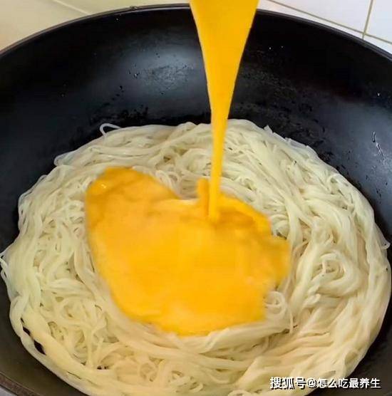 酱汁|营养早餐这样做，挂面加鸡蛋，5分钟端上桌，孩子一周吃3次都不够