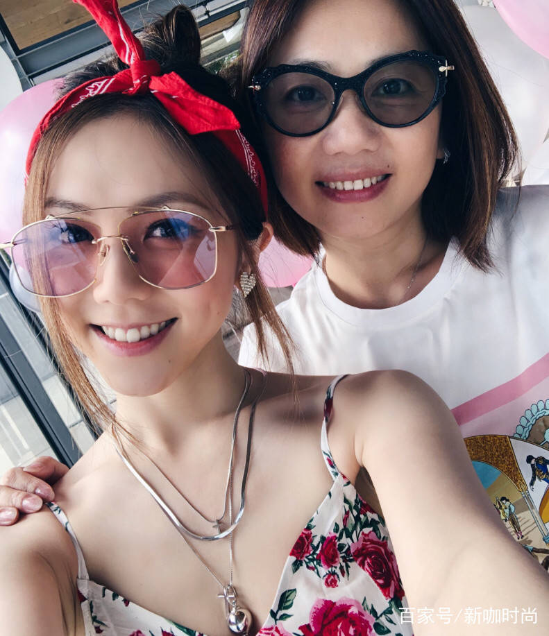 好身材|邓紫棋近照曝光，与妈妈庆祝27岁生日，母女同框似姐妹！