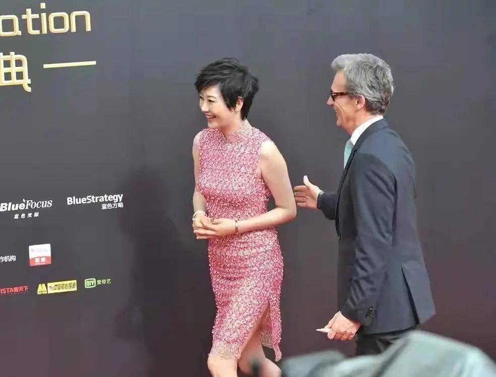 样式|徐帆眼光够到位，一袭粉色紧身旗袍加身，尽显曼妙S型曲线