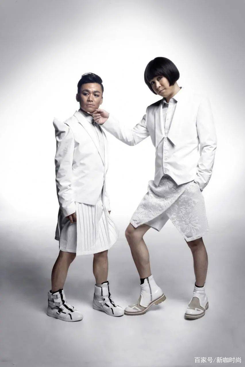 王宝强|王宝强小沈阳另类时尚:西服搭裙子,浓妆像黑眼圈,网友:跑偏了