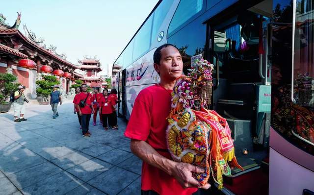 來自臺北舊莊天后朝聖團的團長,捧著朝聖過的媽祖神像回臺灣