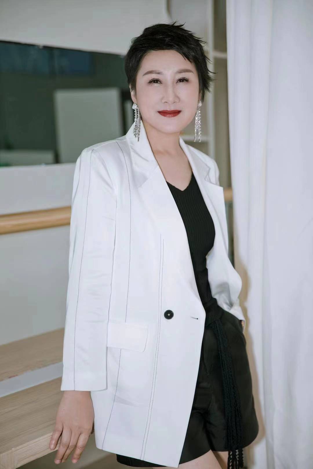 整体|张凯丽走机场像大妈遛弯,大裤衩配拖鞋,2万家居服穿出睡衣味道