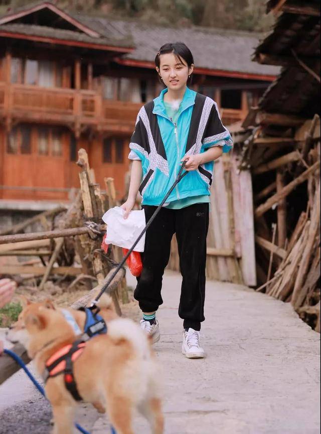 色彩|张子枫衣品突飞猛进式的提升，不仅时尚感越来越好，越来越有女人味