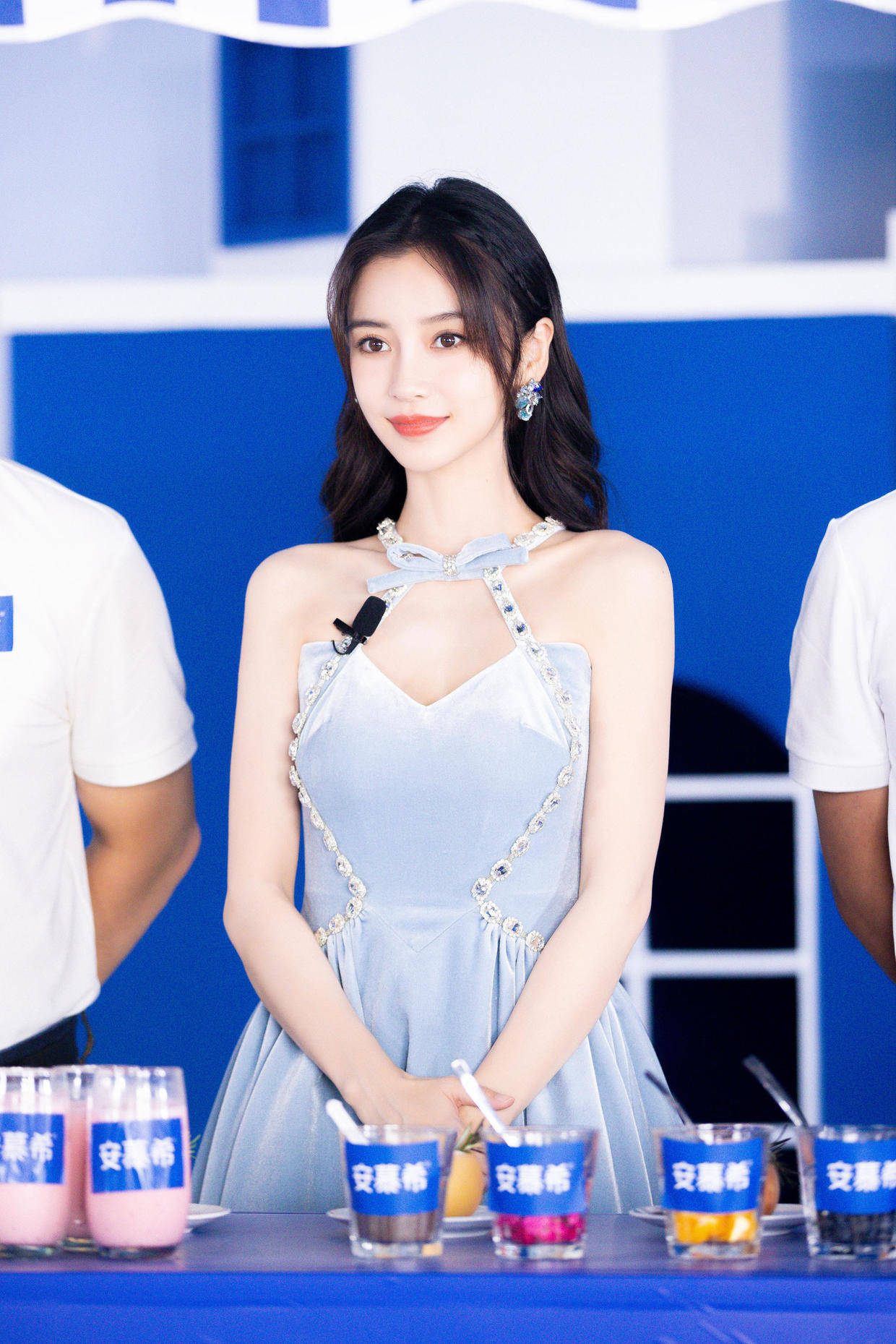 设计|Angelababy又美到我了,背心配半身裙随性低调,当妈了身材仍纤细