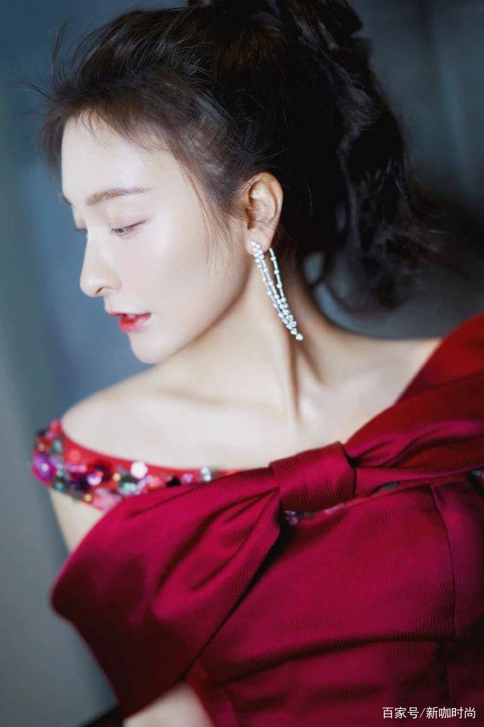 时尚|36岁吴昕高调跨年，穿露肩蝴蝶结礼服，超强气场演绎冷艳美人