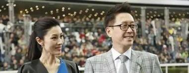 显得|李嘉欣与许晋亨同框亮相，穿裙装优雅大气，阔太派头十足，太美了