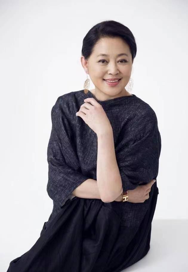 丝巾|倪萍走机场真精神,穿“奶奶裙”拎4万大牌包,还搭花丝巾真洋气