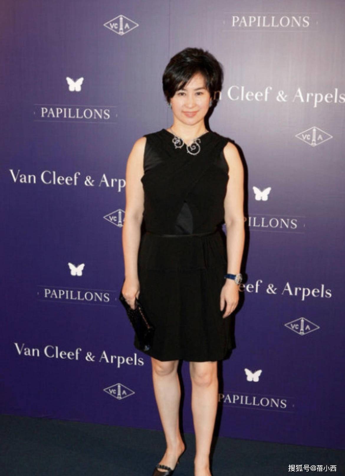 一手|何超琼不愧是赌王一手带大的女儿，穿亮片裙戴皇冠，像个大公主