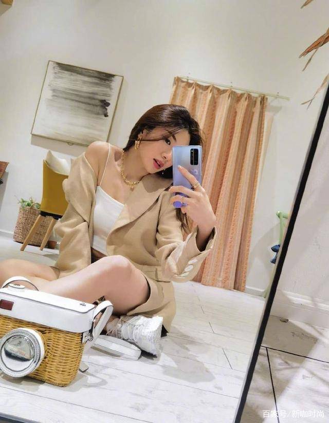 样式|郑恺前女友程晓玥晒美照,穿休闲上衣露半边香肩,时尚又高级