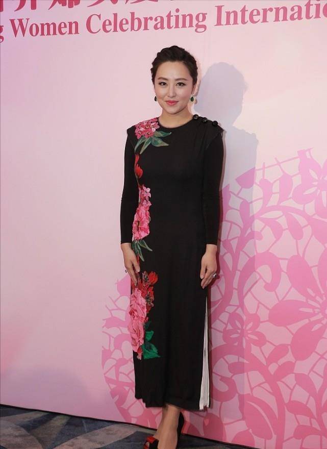 花呢|“赌王”女儿何超琼何超莲,二人相差29岁,穿着得体各有各的美