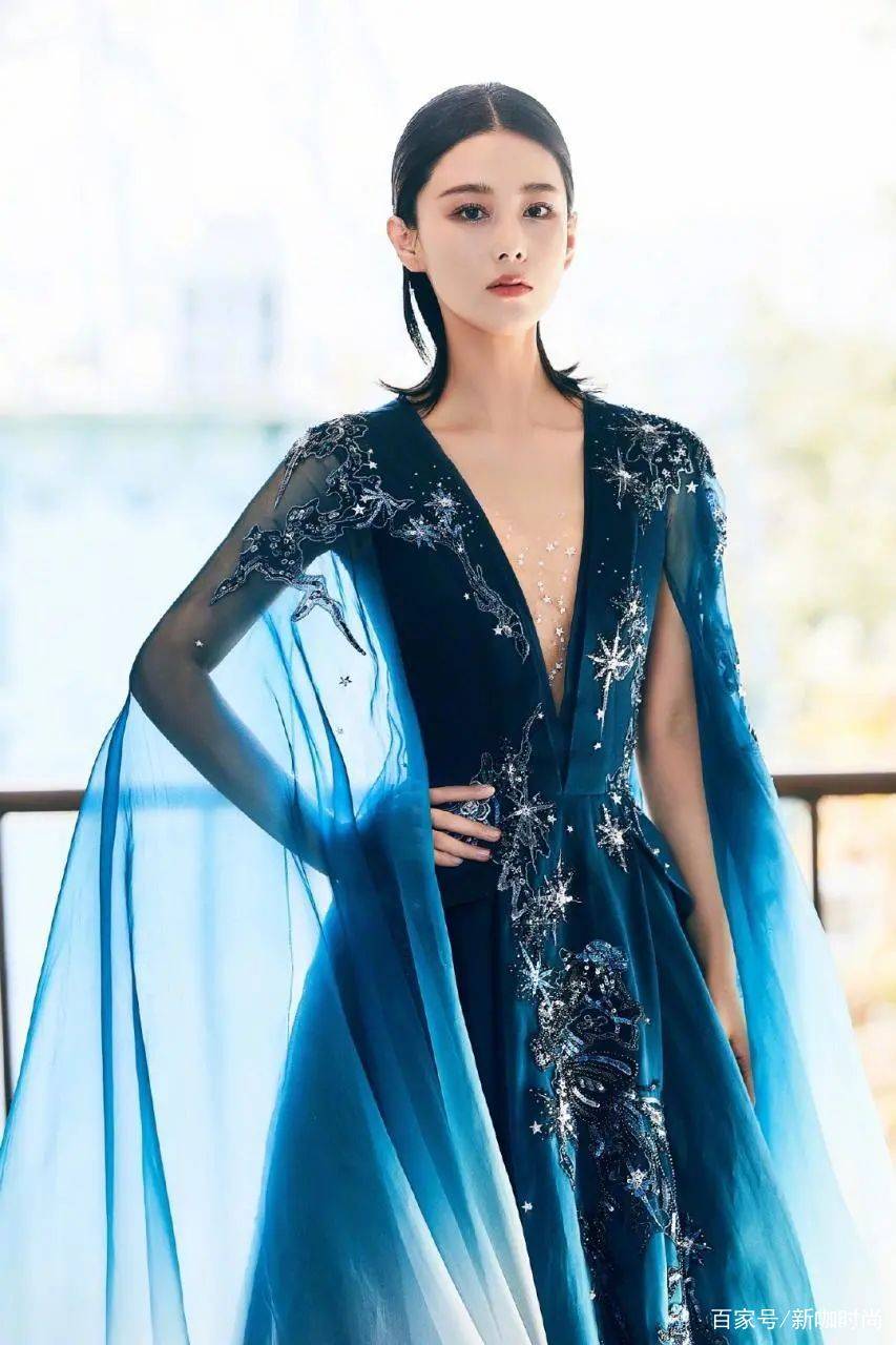 样式|张馨予美到炸裂!穿深V渐变裙化身“星月女神”,戴上头冠更霸气