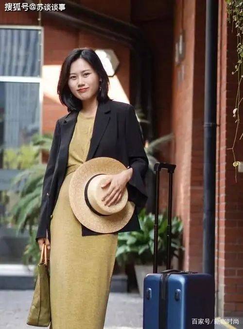 大气|40岁张柏芝，头发染半截红，黑西装配俏皮内搭，美得让人心动！