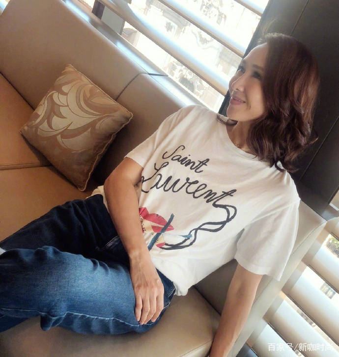 戴一|10亿阔太黎姿罕见秀美背，穿吊带花叶长裙，48岁身材真养眼