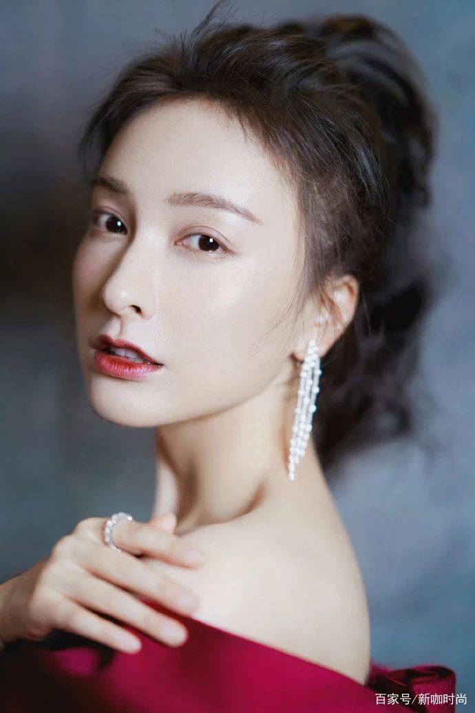 时尚|36岁吴昕高调跨年，穿露肩蝴蝶结礼服，超强气场演绎冷艳美人