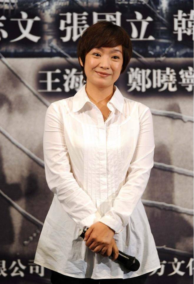 颜色|张嘉译的妻子看着真温柔，俩人并肩笑得真开心，黑白造型更有气质
