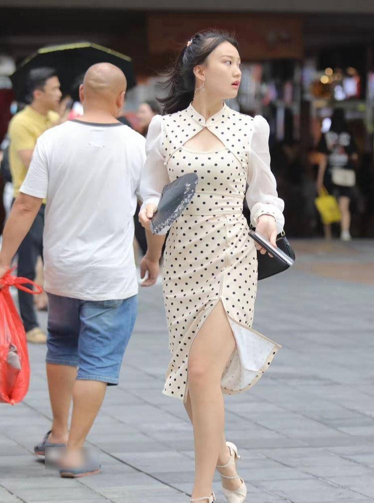 帆布鞋|黑色针织T恤搭紧身牛仔裤，尽显柔情少女范儿