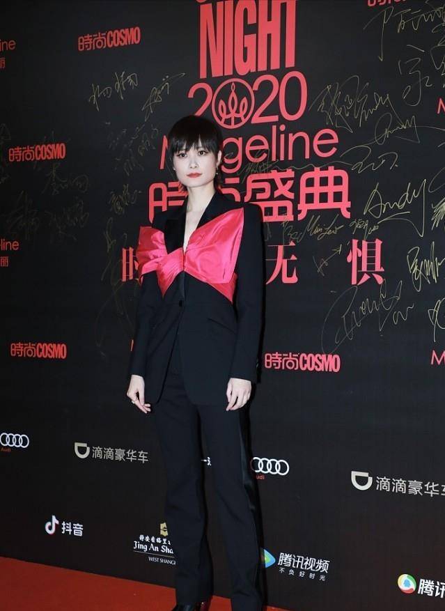 黑色|“假小子”李宇春风格大变，穿薄纱衬衫配短裤，“大长腿”太晃眼