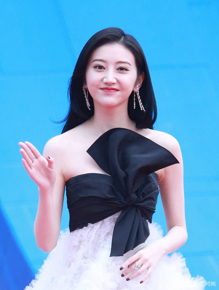 黑色|成龙电影周女星齐斗艳,刘亦菲佟丽娅风情各异,徐帆张蓝心拼过头