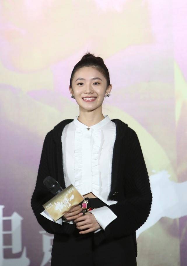 黑色|与易烊千玺搭档过的“小花”，穿黑色虽不阳光，但却挡不住清纯脸