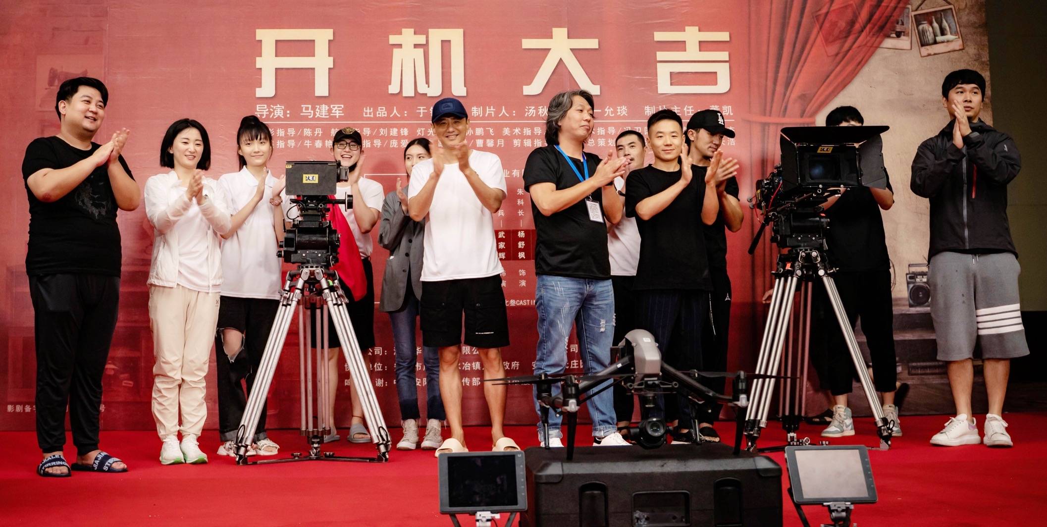 《无处可逃》兼具笑料与讽刺,借用一场小镇风波,反思中国几十年未变的