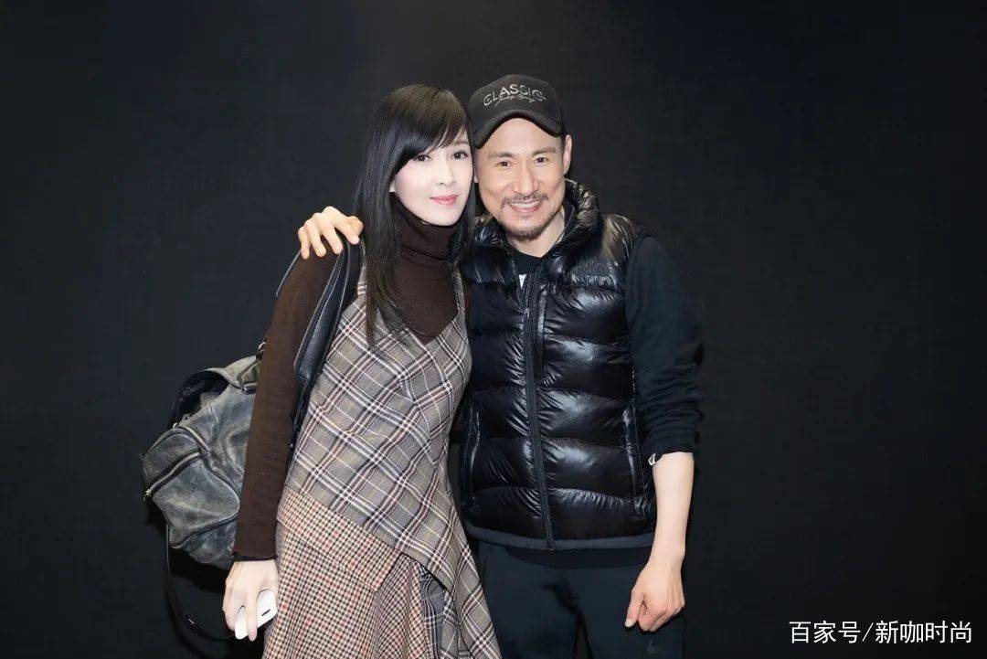 长发|52岁周慧敏女神范依旧，穿粉绿印花衫长发飘飘，白皙肌肤令人惊艳