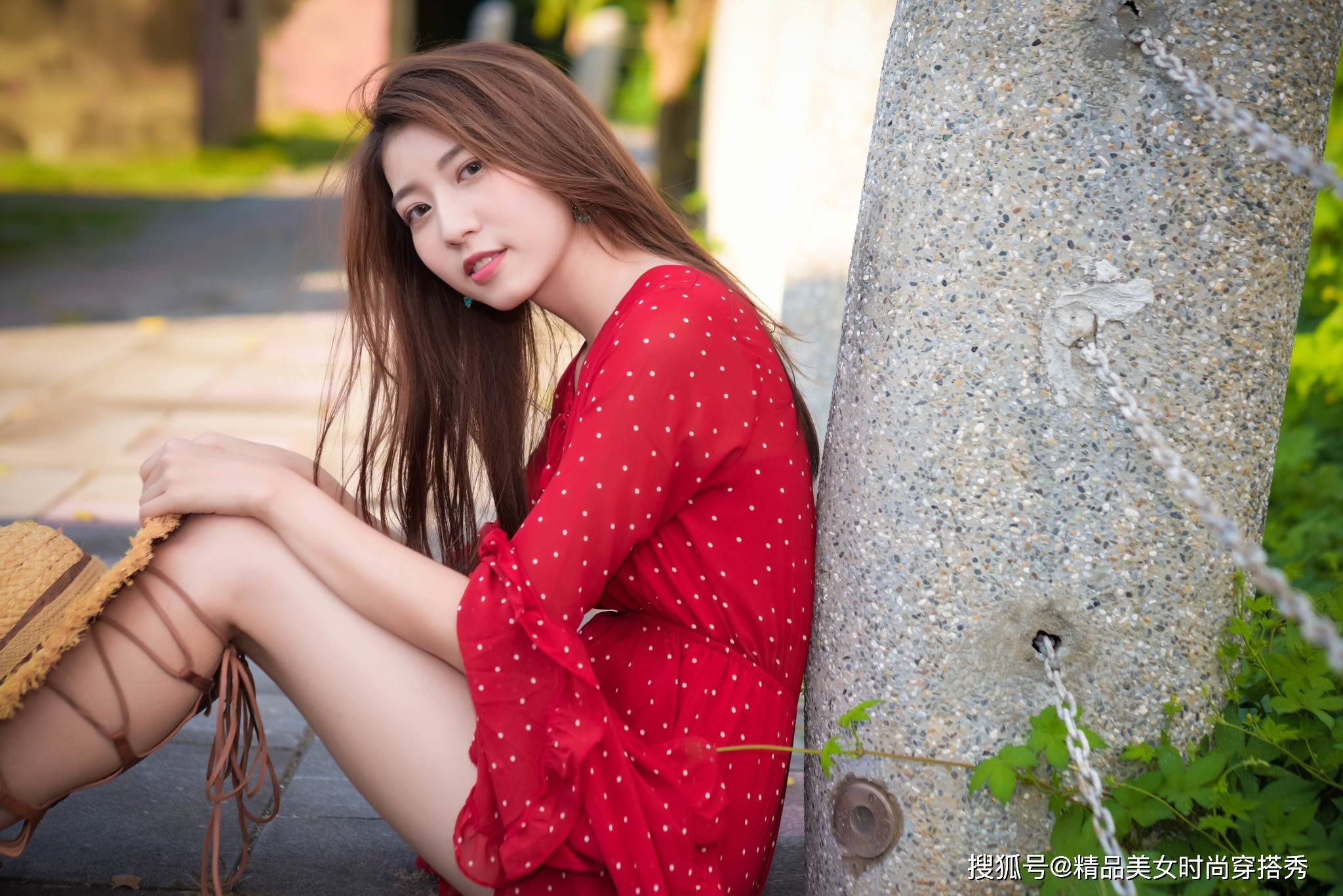 设计|小姐姐红色波点连体装，青春灵动又凸显活力洋气，满满的少女风