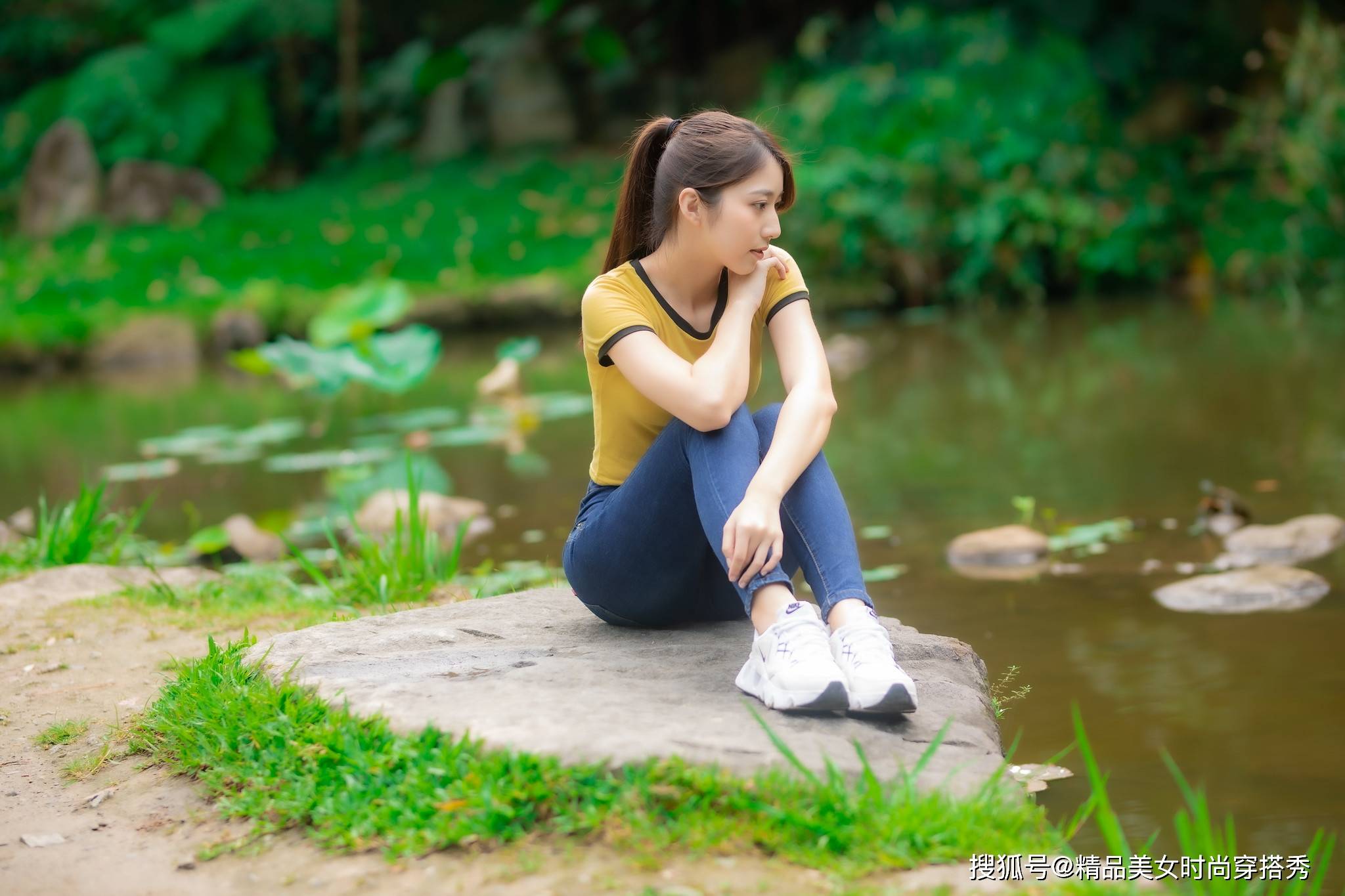 整体|蓝色紧身牛仔裤，十分的简约百搭，展现出完美的身材曲线