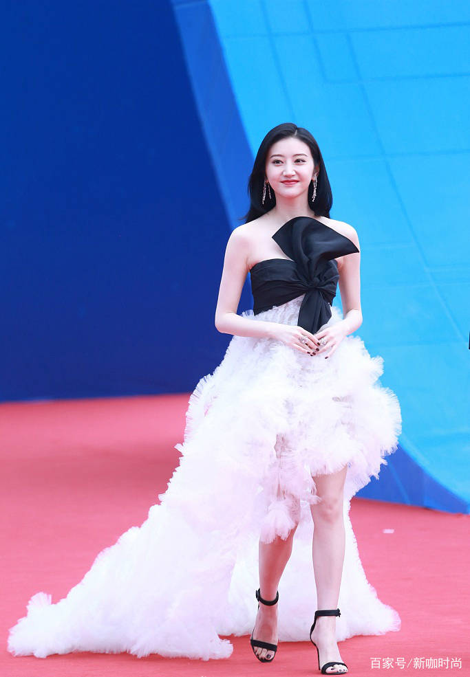 黑色|成龙电影周女星齐斗艳,刘亦菲佟丽娅风情各异,徐帆张蓝心拼过头