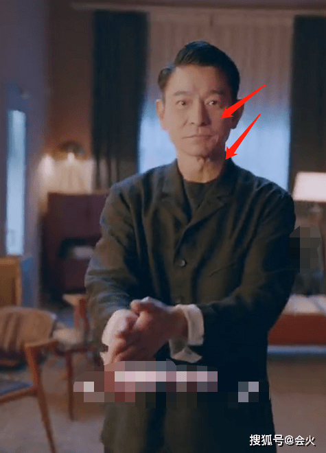 化妆室|60岁刘德华在化妆间录制视频，皮肤松弛皱纹抢镜，大背头难挡帅气