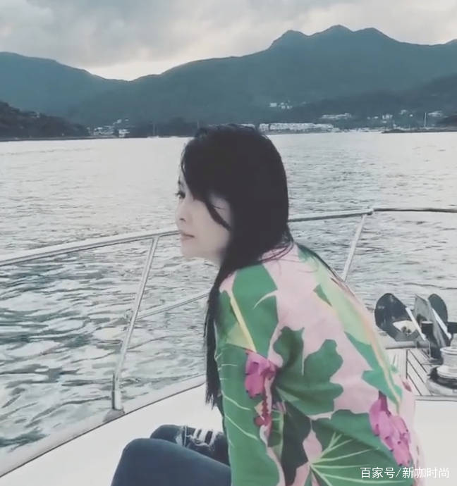 长发|52岁周慧敏女神范依旧，穿粉绿印花衫长发飘飘，白皙肌肤令人惊艳