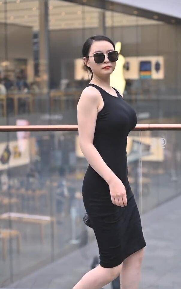 整体|灰色紧身无袖上衣搭配宽松打底裤，整体偏向甜美风，上手难度低