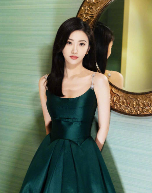 好看又凸显身材的旗袍景甜 03c7fa1ebfd44d3d90fdd284222820e3.jpeg