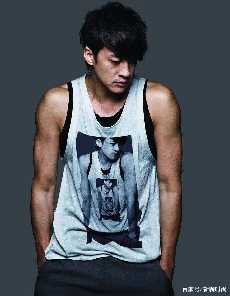米色|何润东也“变大叔”?穿绅士西服却搭配雨靴,发际线太显龄