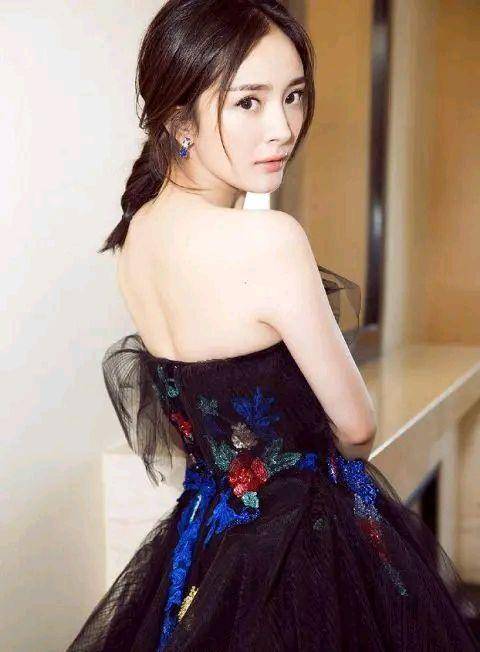 身材|穿好时尚露背礼服,是很考验身材的哦!