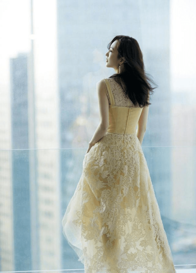 一身|新晋“金牌剑客”孙一文,穿一身龙纹长裙优雅大气,好身材太吸睛