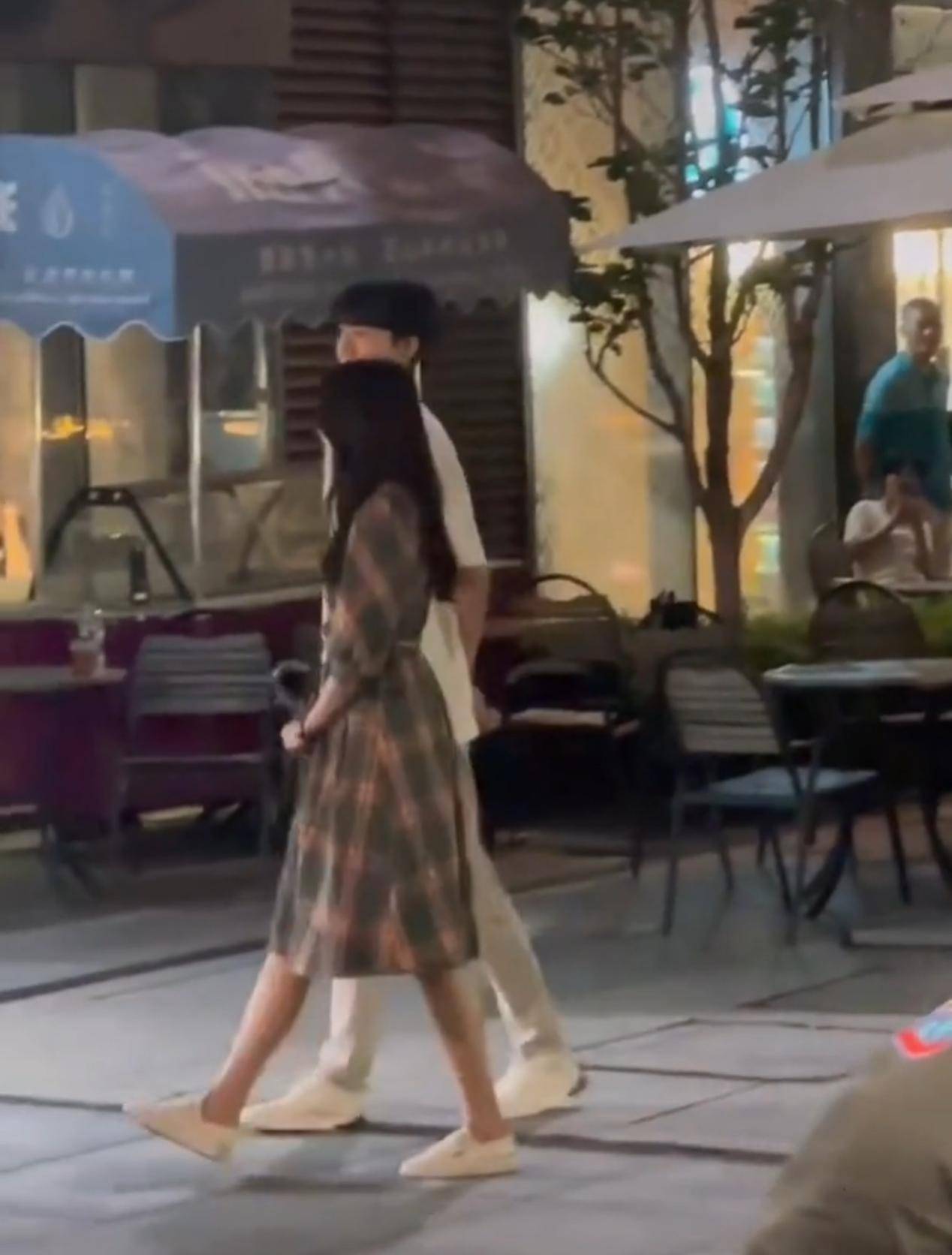 视觉|关晓彤拍戏被偶遇，穿格子裙和187cm林一散步，展现最萌身高差