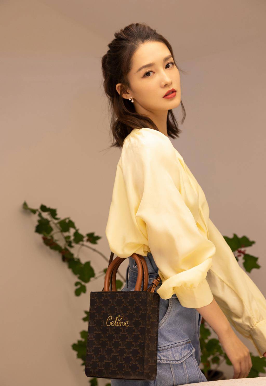 写真照|李沁这颜值太吃香了，穿淡黄色上衣配牛仔裙，30岁嫩回少女时代