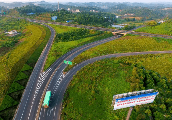 水江出口与武隆省道s411约10公里15分钟车程畅达项目;四铁路(渝湘高铁