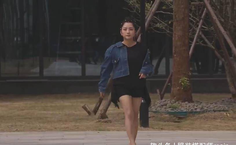 女王|何洁的时尚好难懂，为显高穿短裙却显真实腿型，全靠女王气场硬撑