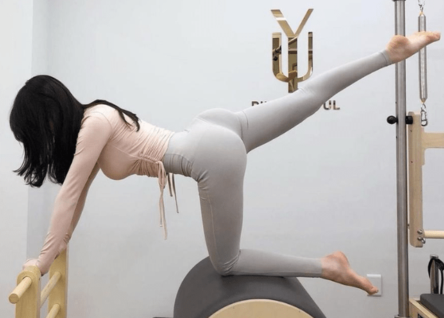 原创90后欧美风健身美女古铜色肤色性感迷人运动让她魅力四射