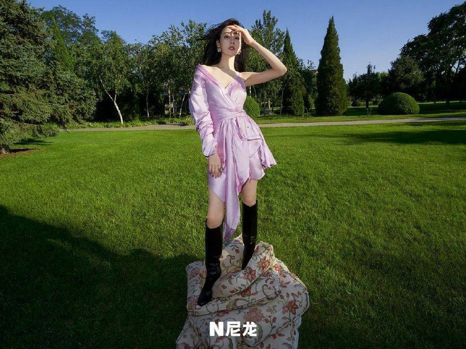 当红|迪丽热巴穿吊带裙秀肩颈线条!雪肤白嫩太性感撩人