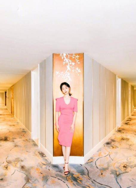 贴肤|陈数就是自信，穿紧身裙肚子直接鼓起来，幸亏颜值气质加分不翻车